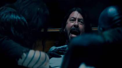 Dave Grohl es poseído y ataca a los Foo Fighters en el tráiler de 'Studio 666'