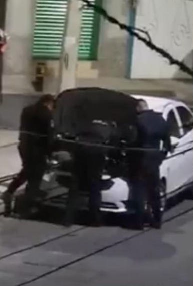 Qué bonitos: Acusan a policías de presuntamente robar autopartes en la CDMX