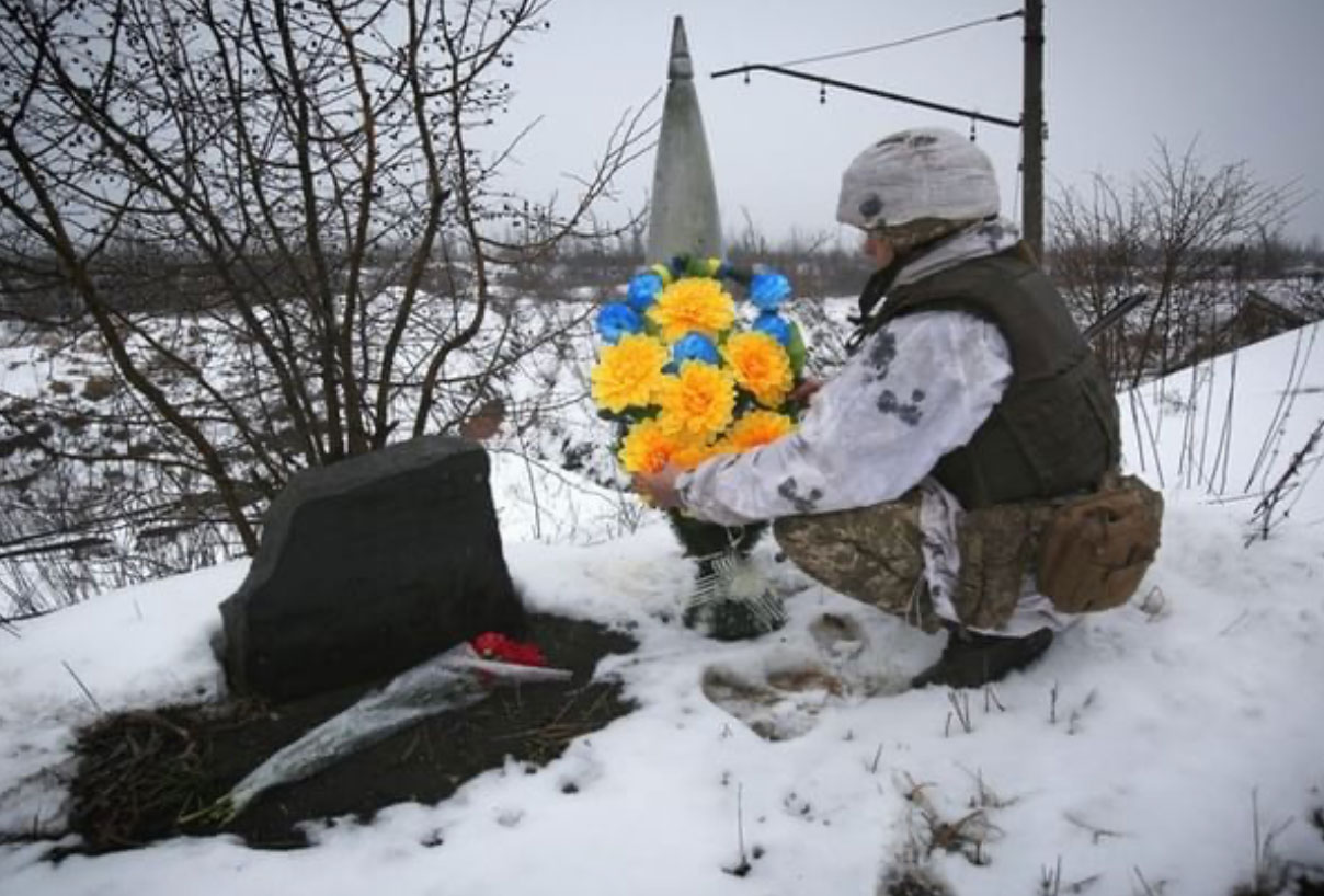 Solado con flores guerra Rusia Ucrania
