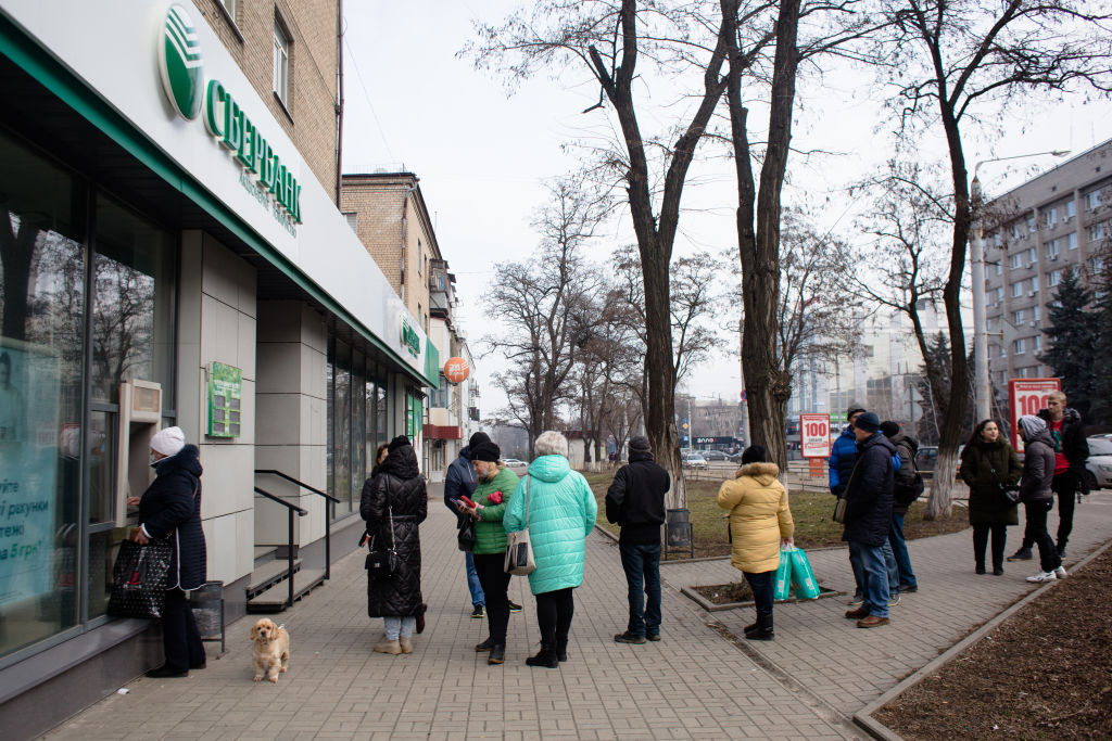 largas-filas-bancos-ucrania-guerra