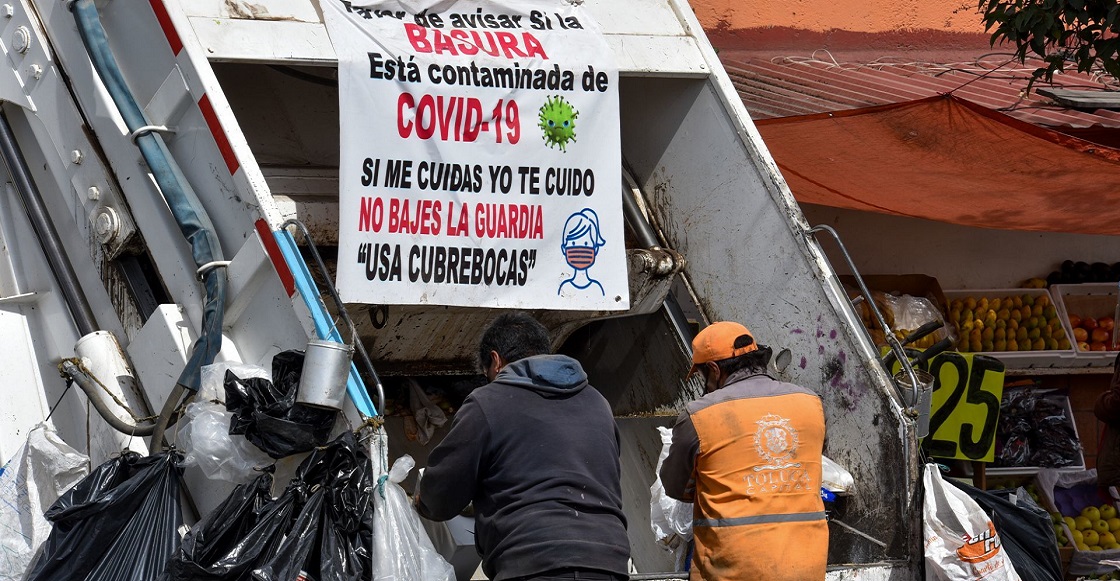 TOLUCA, ESTADO DE MÉXICO, 24ENERO2021.- Camiones recolectores de basura de Toluca portan pancartas y lonas en donde piden a la población saniticen sus desechos y les informen si los residuos son de enfermos por COVID-19, para que puedan darle un trato diferente y evitar cualquier contagios.