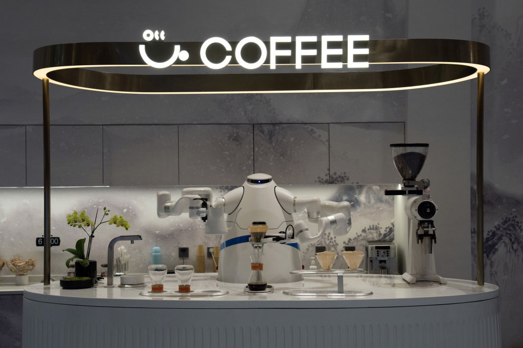 Para el café y la limpieza: Así trabajan los robots en los Juegos Olímpicos de Beijing 2022