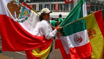 MÉXICO, D.F., 11AGOSTO2010.- Con gol de Javier Chicharito Hernández, la Selección de futbol de México adelantó 1-0 a su similar de España, en partido amistoso conmemorativo por el Bicentenario de la Independencia de nuestro país, celebrado en el estadio Azteca.