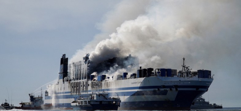 ferry-incendio-grecia