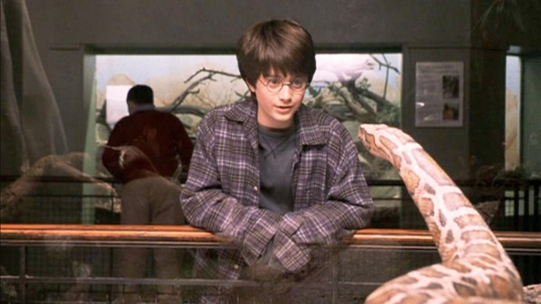 Harry Potter hablando con una sérpiente