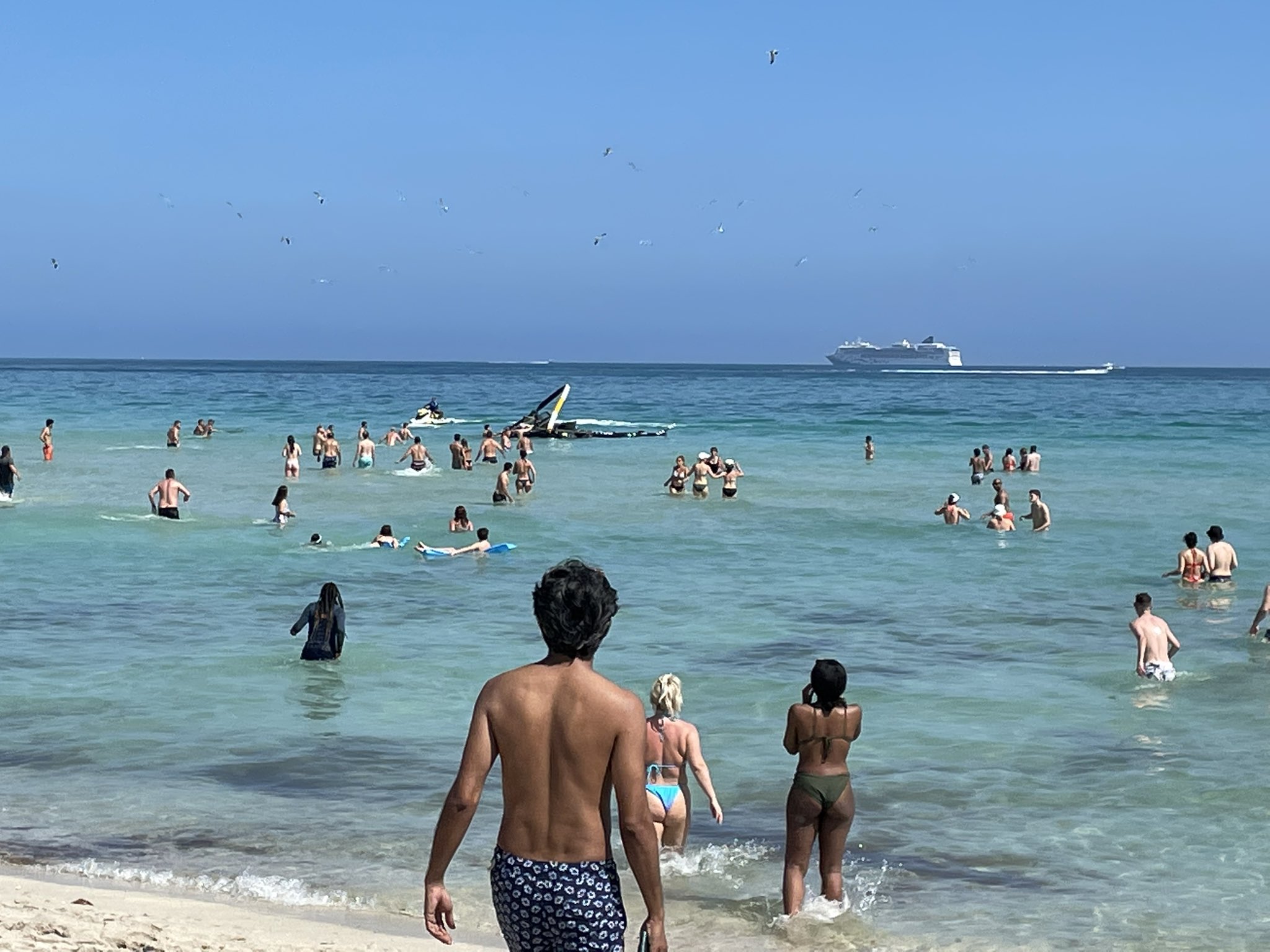 Helicóptero se desploma a unos metros de una playa llena de turistas