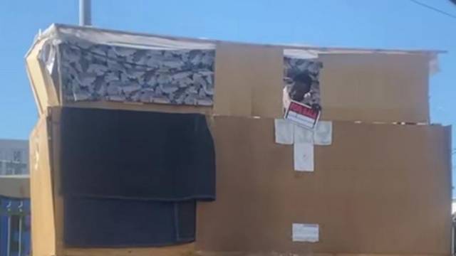 Hombre en situación de calle construye casa de cartón de dos pisos y se hace viral