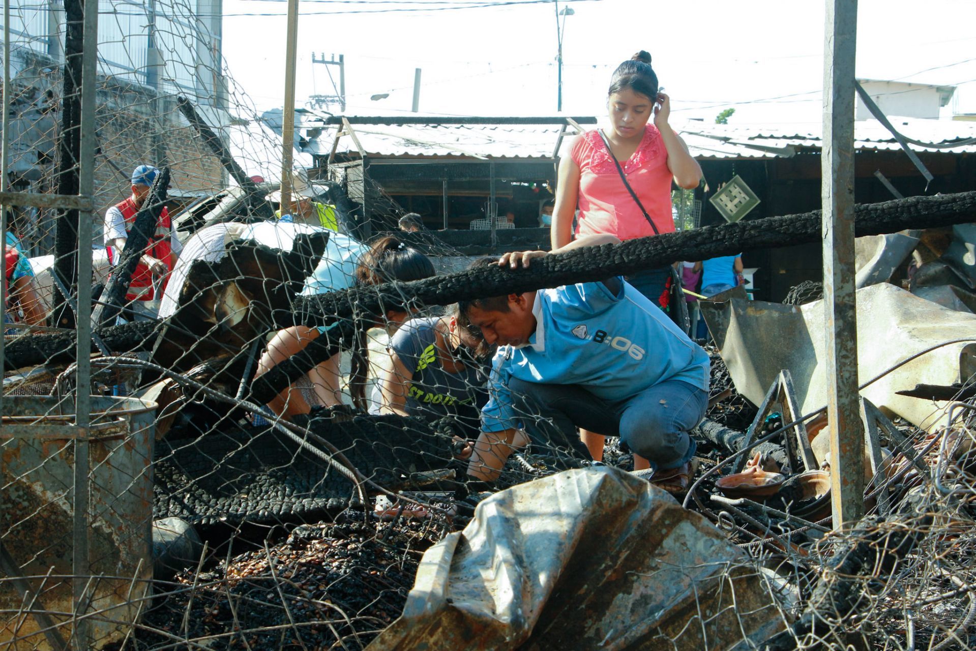 Incendio presuntamente provocado por hombres armados consume Tianguis Campesino en Acapulco