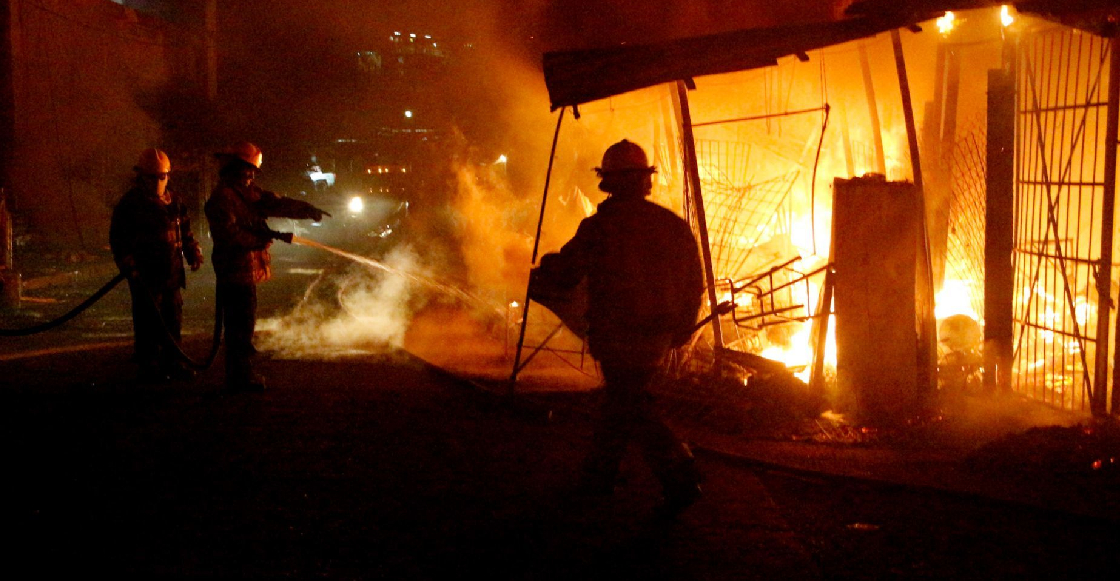 Incendio presuntamente provocado por hombres armados consume Tianguis Campesino en Acapulco