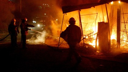 Incendio presuntamente provocado por hombres armados consume Tianguis Campesino en Acapulco
