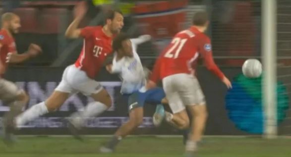 Jugada revisada en el VAR por Allard Lindhout