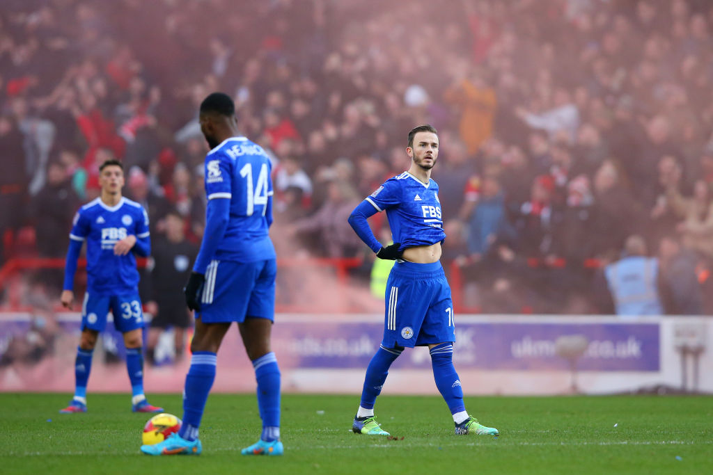 Aficionado del Leicester golpea a jugadores del Nottingahm en pleno festejo durante la FA Cup