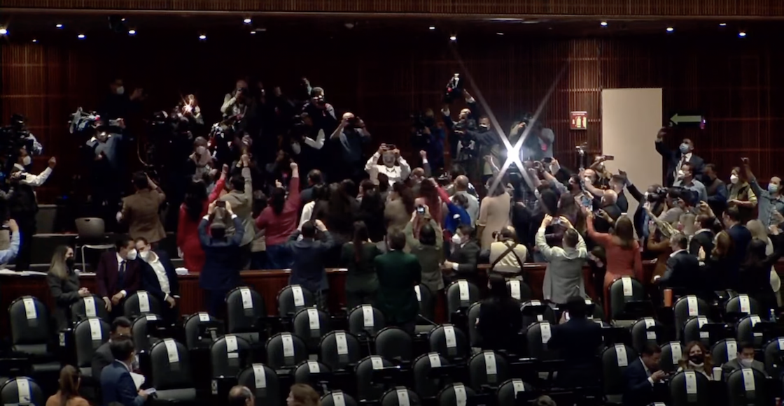 manifestancion-dando-espalda-periodistas-reporteros-camara-diputados-fotos-videos-01