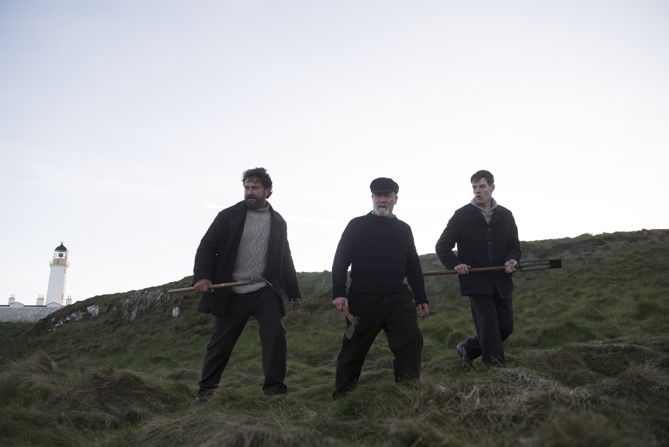 Gerard Butler, Peter Mullan y Connor Swindells en 'El misterio del faro' 