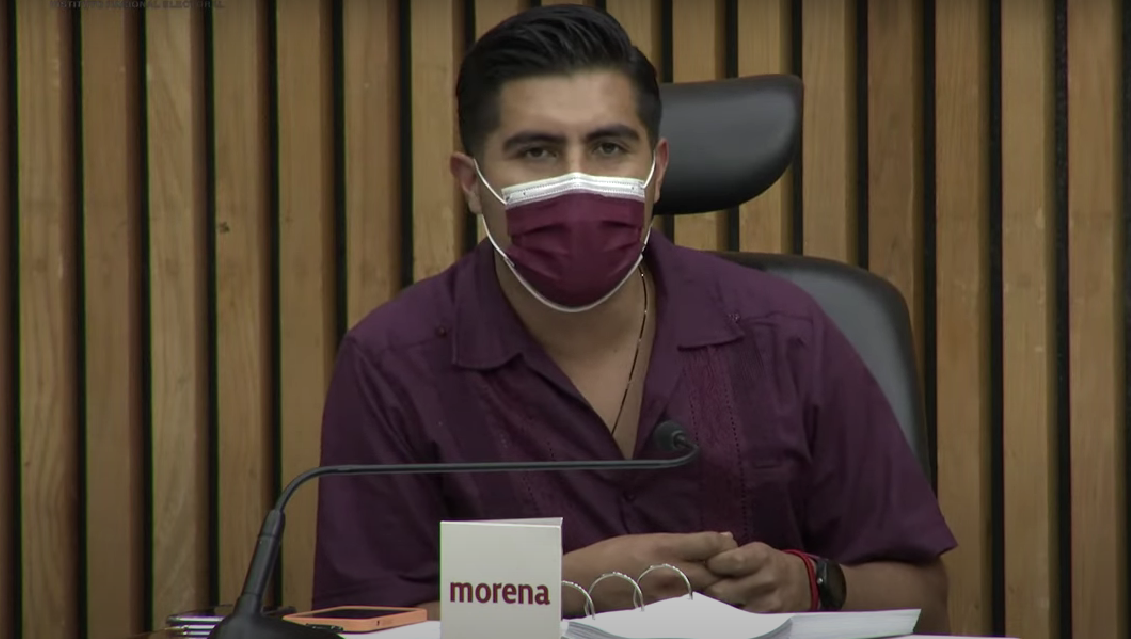 MIlitante de Morena acusa al INE de "sembrar firmas" de fallecidos para Revocación de mandato