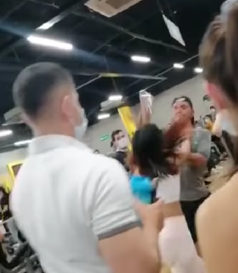 Mujer denuncia que un tipo la golpeó por ‘no prestar’ un aparato en el gimnasio