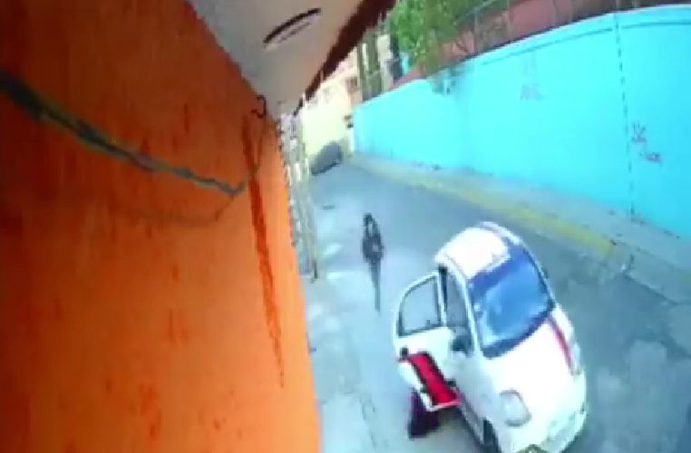 Avientan a una mujer de un taxi en Edomex luego de asaltarla