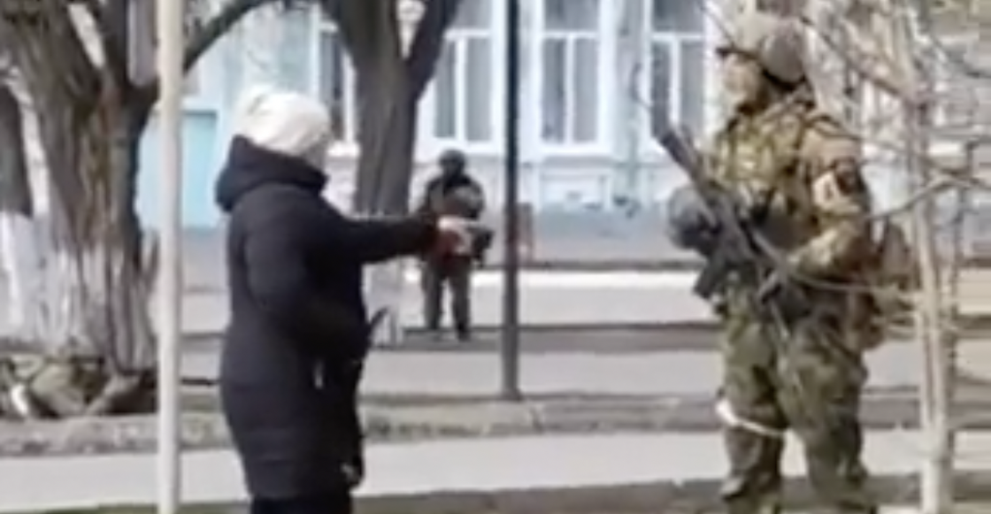 mujer-ucrania-entrega-lanza-semillas-soldados-rusia-florezcan-girasoles-mueras-1