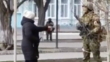 mujer-ucrania-entrega-lanza-semillas-soldados-rusia-florezcan-girasoles-mueras-1