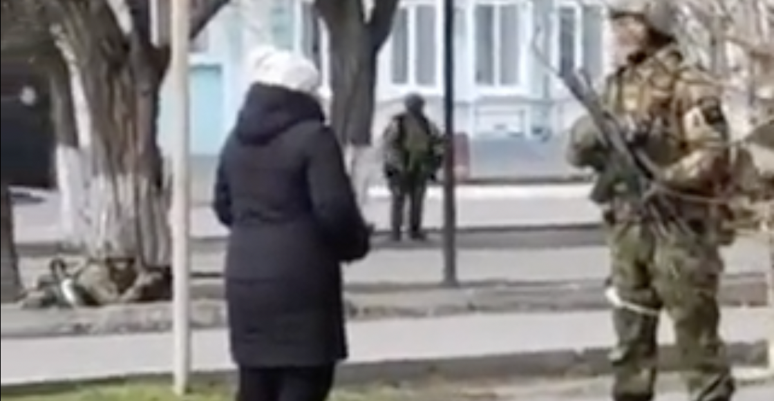 mujer-ucrania-entrega-lanza-semillas-soldados-rusia-florezcan-girasoles-mueras-2