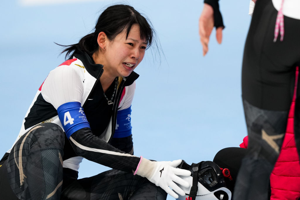 El llanto de Nana Takagi tras caer por segunda ocasión en los últimos metros cuando ganaba la competencia
