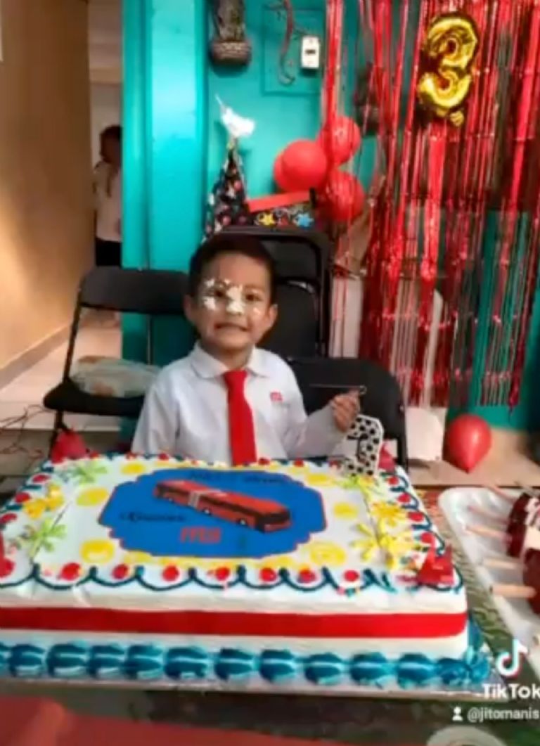 Niño celebra su cumpleaños con una fiesta de Metrobús y se hace viral