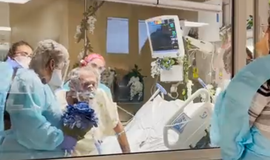 Paciente con COVID-19 se casa con su exposa en el hospital y muere 2 días después