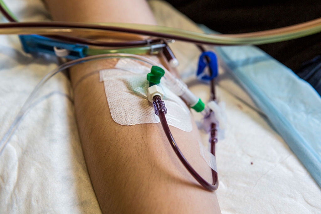 Quitan patria potestad a pareja que rechazó sangre de vacunados para una transfusión a su hijo