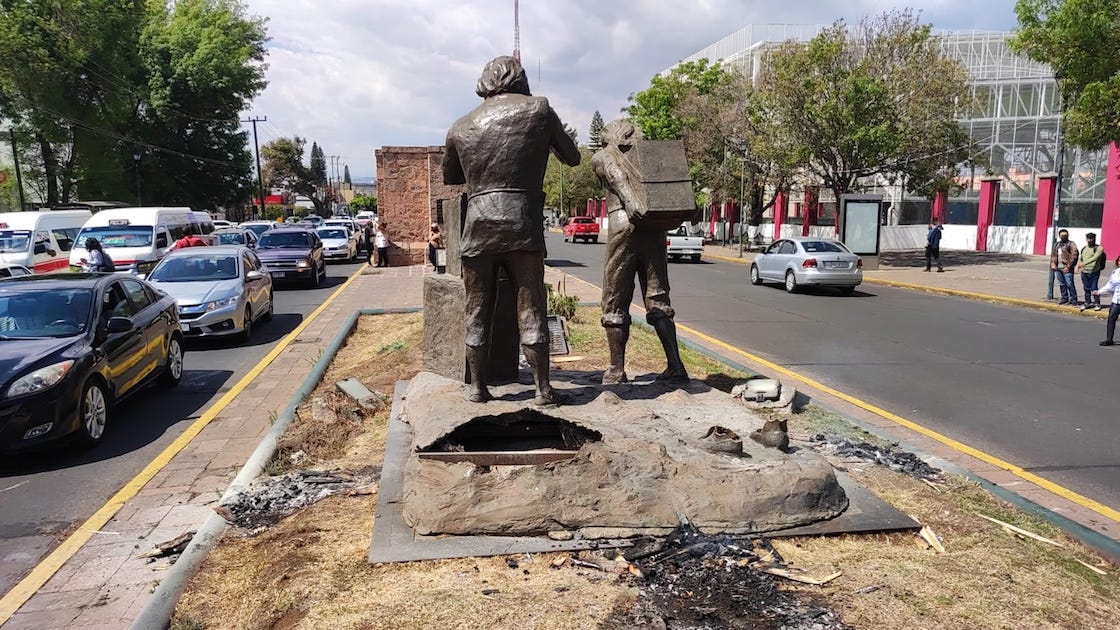 purepechas-estatuas-españoles-michoacan