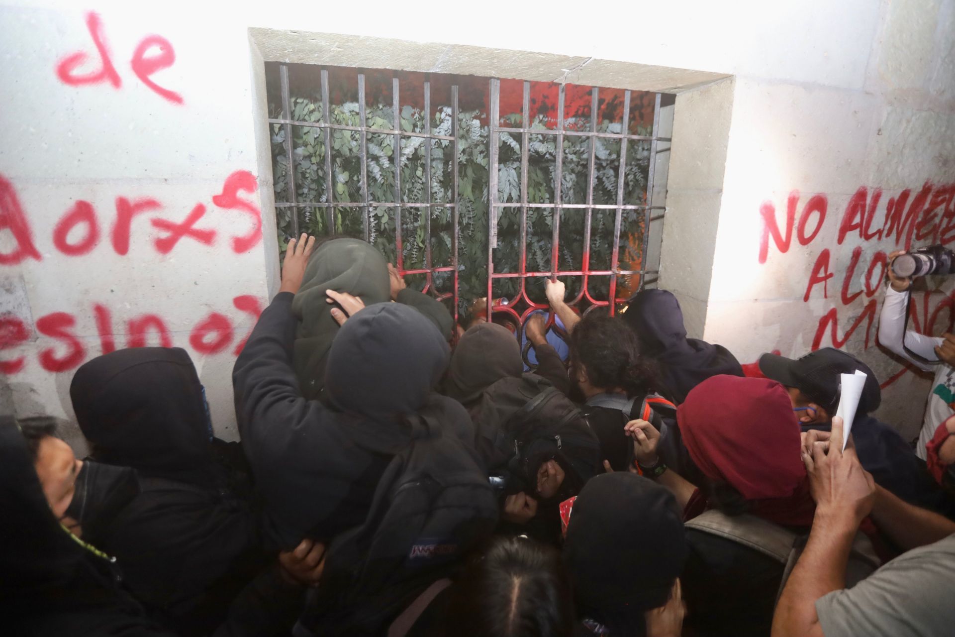 Miembros del SNTE irrumpen en la boda de Elba Esther Gordillo durante protesta