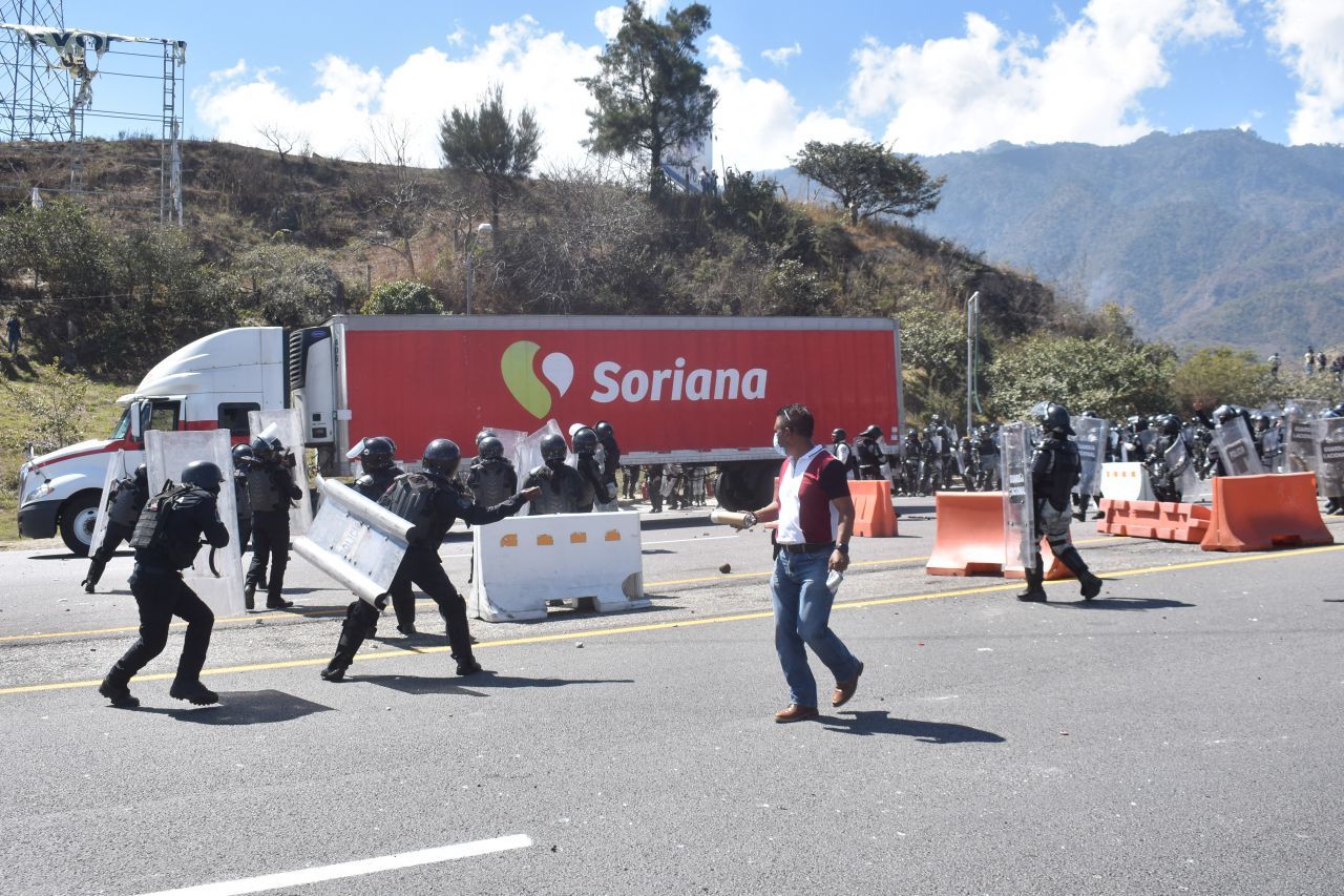 Soriana presentará denuncia por el robo del tráiler que normalistas usaron para atacar a la GN
