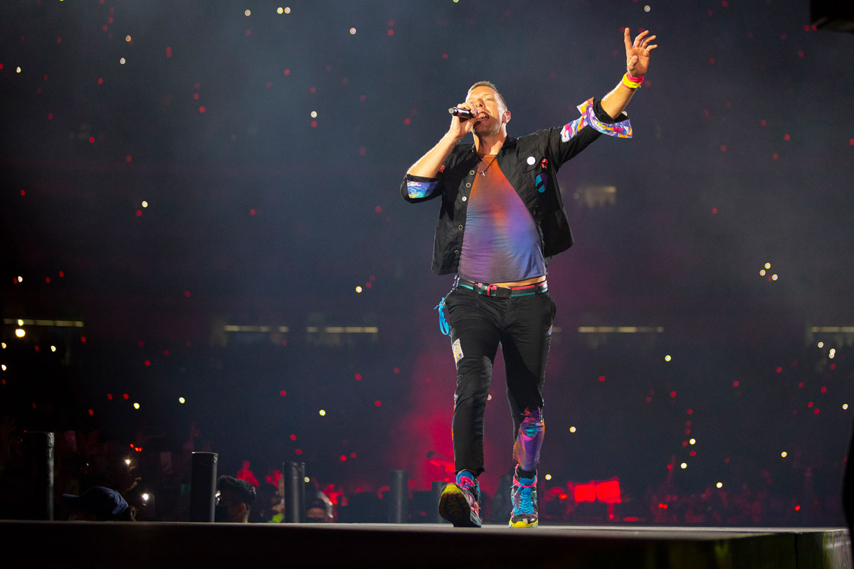 ¡Qué rifada! Tiktoker utiliza lenguaje de señas en conciertos de Coldplay y se hace viral