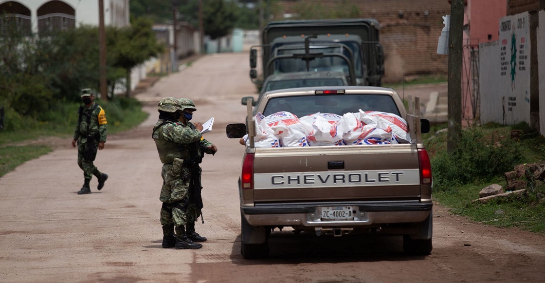 JEREZ, ZACATECAS, 09SEPTIEMBRE2021.- La comunidad de Ermita de los Correa se percibe como pueblo fantasma, animales muertos por las calles y corrales, otros más encerrados y un par de personas que se les percibe, después de que el 90 porciento de su población, fuera desplazada a diferentes comunidades vecinas y cabeceras municipales, como Fresnillo, Calera y Jerez; tras las amenazas de grupos del crimen organizado y enfrentamientos en su comunidad. Elementos de la Policía Estatal Preventiva y un destacamento del Ejécito Mexicano mantienen seguridad permanente para promover que los pobladores regresen a sus hogares, pero hasta ahora se mantiene la desconfianza a la tranquilidad del pueblo.
