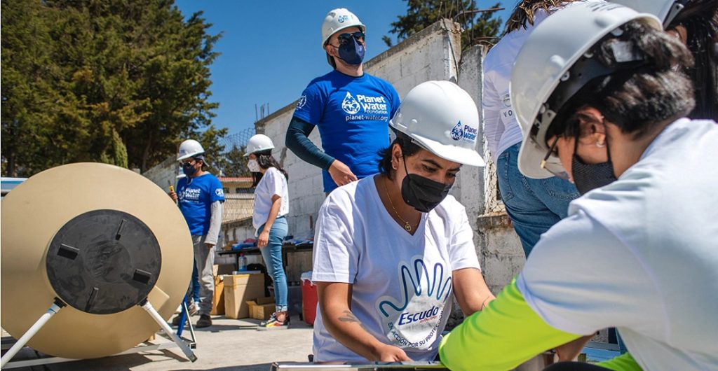 Escudo y Planet Water iniciativa