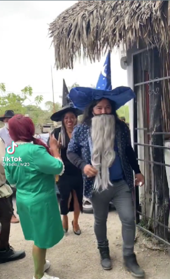 Pareja celebra su boda con temática de Shrek