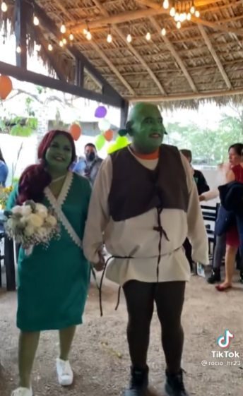 Pareja celebra su boda con temática de Shrek