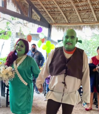 Pareja celebra su boda con temática de Shrek