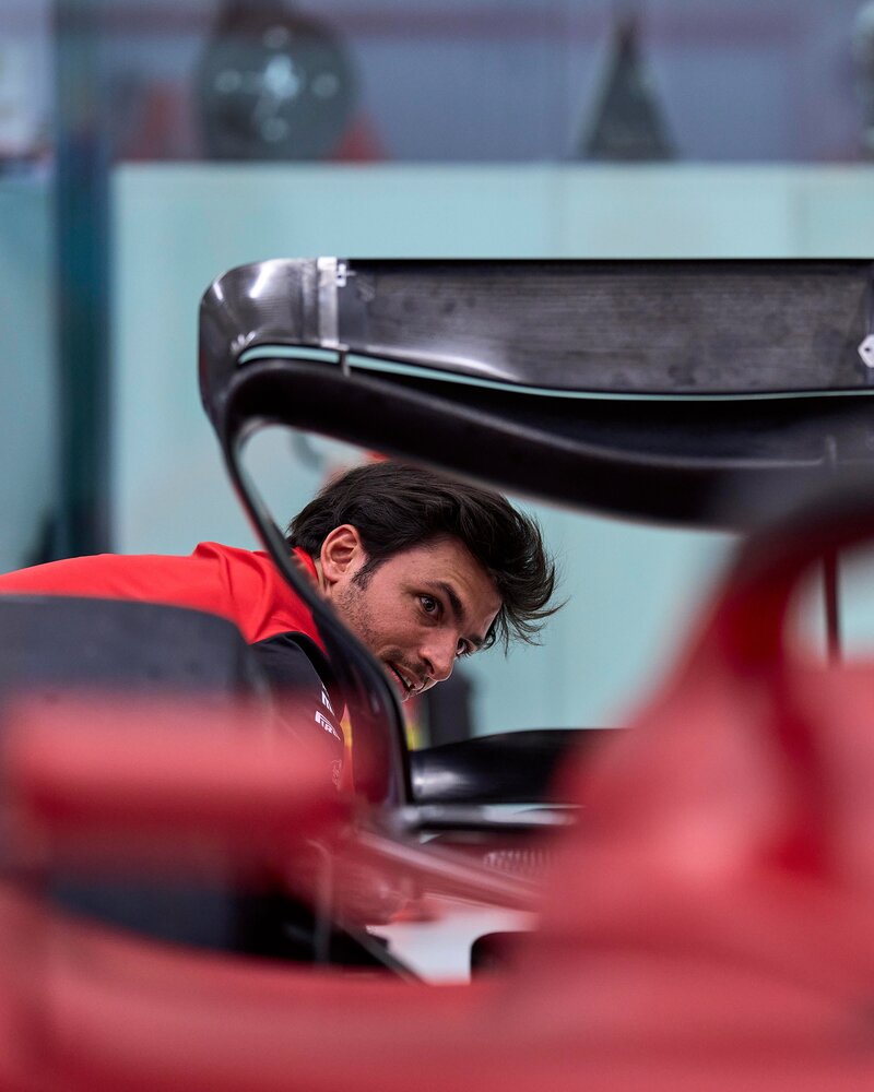 "Típico de ellos": La crítica de Carlos Sainz a Mercedes por los halagos de George Russell a Ferrari