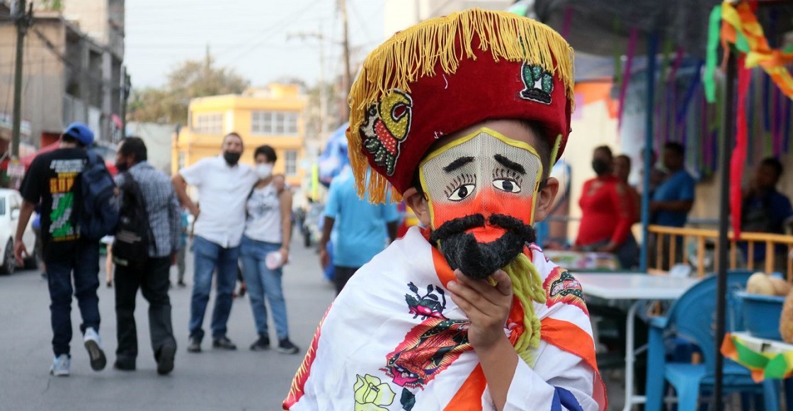 YAUTEPEC MORELOS,25MARZO2022.- Procesión de las “viudas”, hombres vestidos de mujer que cargan en un ataúd el mal humor, al cual lo llevan a tirar al rio Yautepec. Esta actividad marca el inicio del tradicional Carnaval de Semana Santa, el cual estuvo dos años suspendió por la pandemia del covid-19.