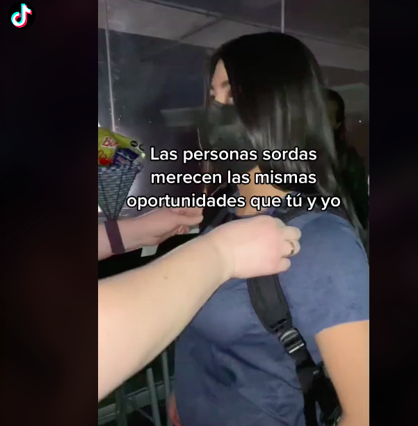 Tiktoker utiliza lenguaje de señas en conciertos de Coldplay y se hace viral