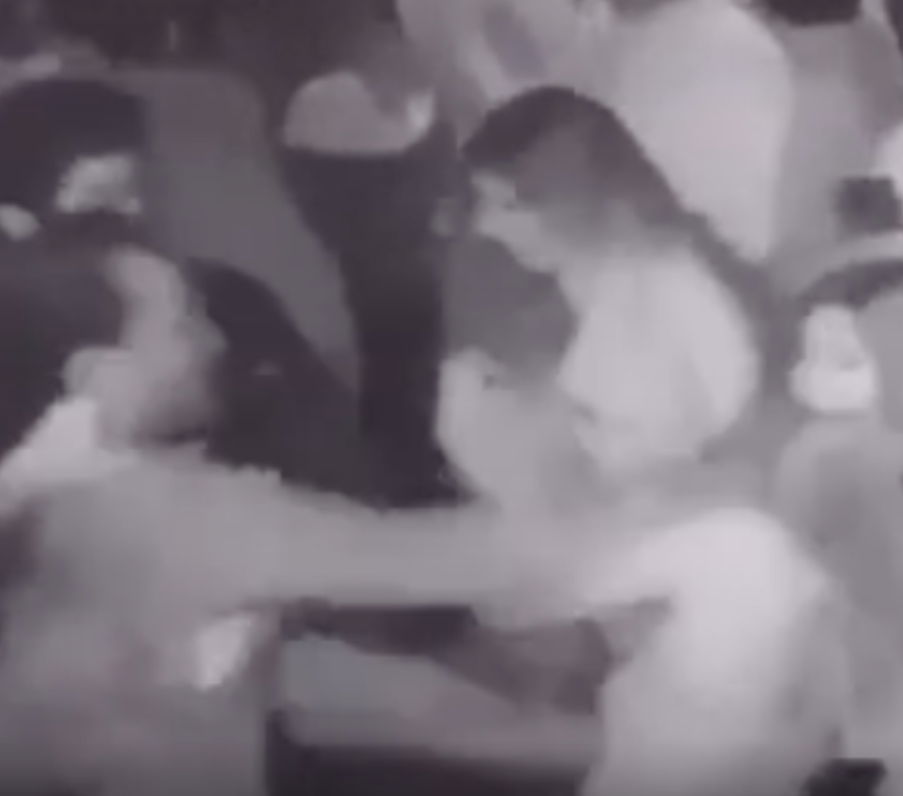 Sujeto golpea a mujer en bar de CDMX; se viraliza y lo separan de su cargo en la chamba