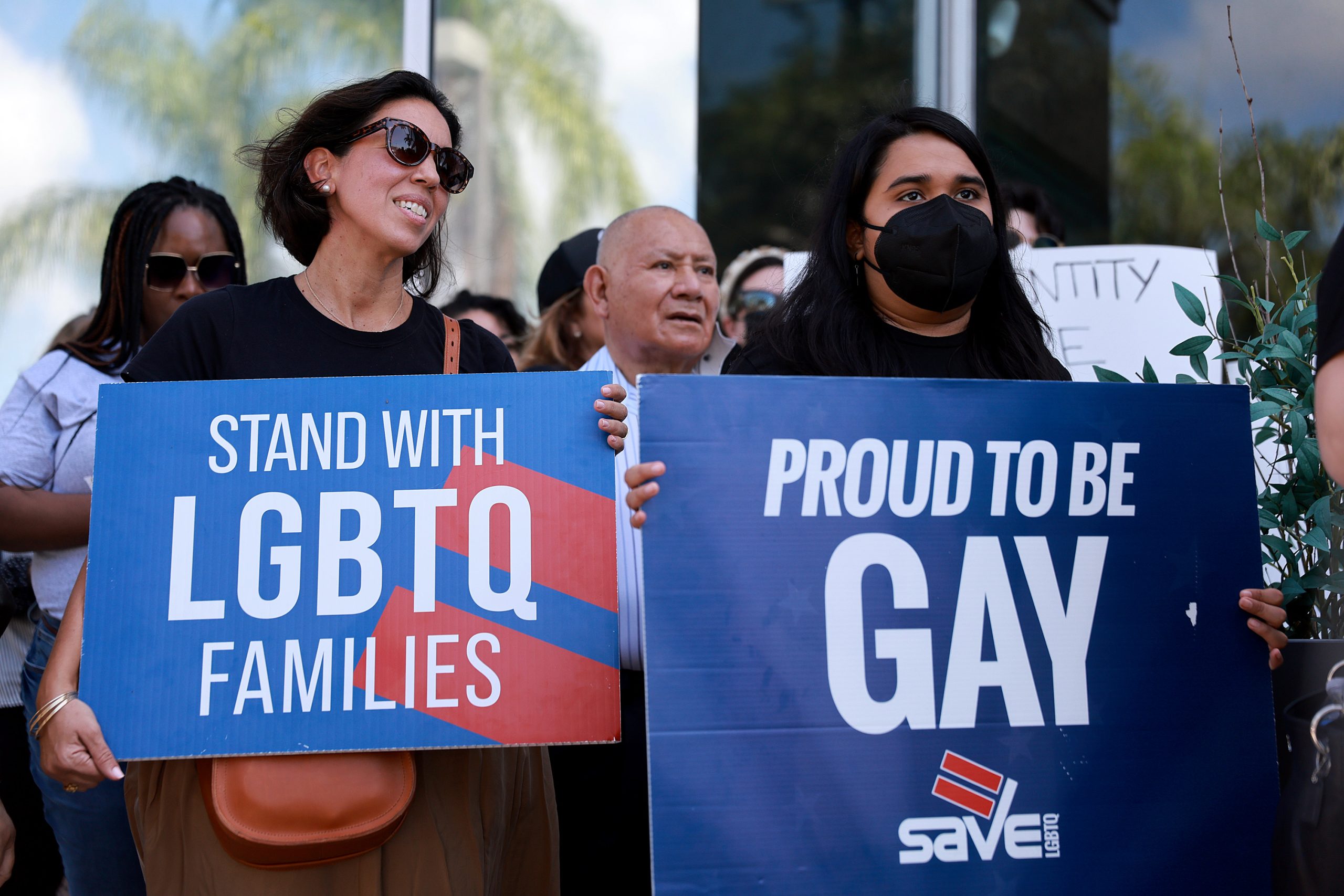 ¿Qué está pasando con Disney y los trabajadores LGBTQ+ de la empresa?