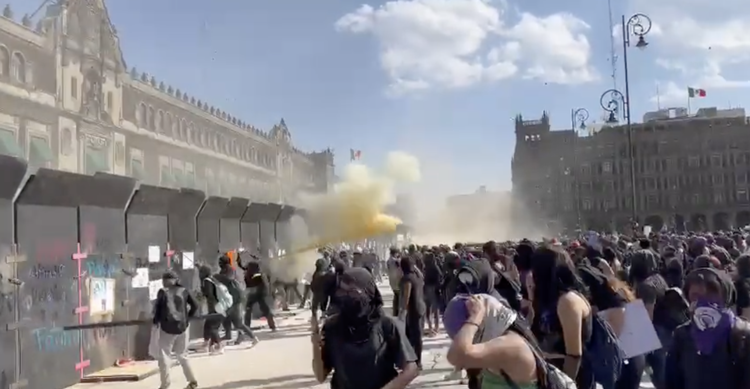 granadas-gas-lacrimogeno-2022-8m-zocalo-cdmx-usado-videos-fotos-mujeres-marcha-manifestantes-2