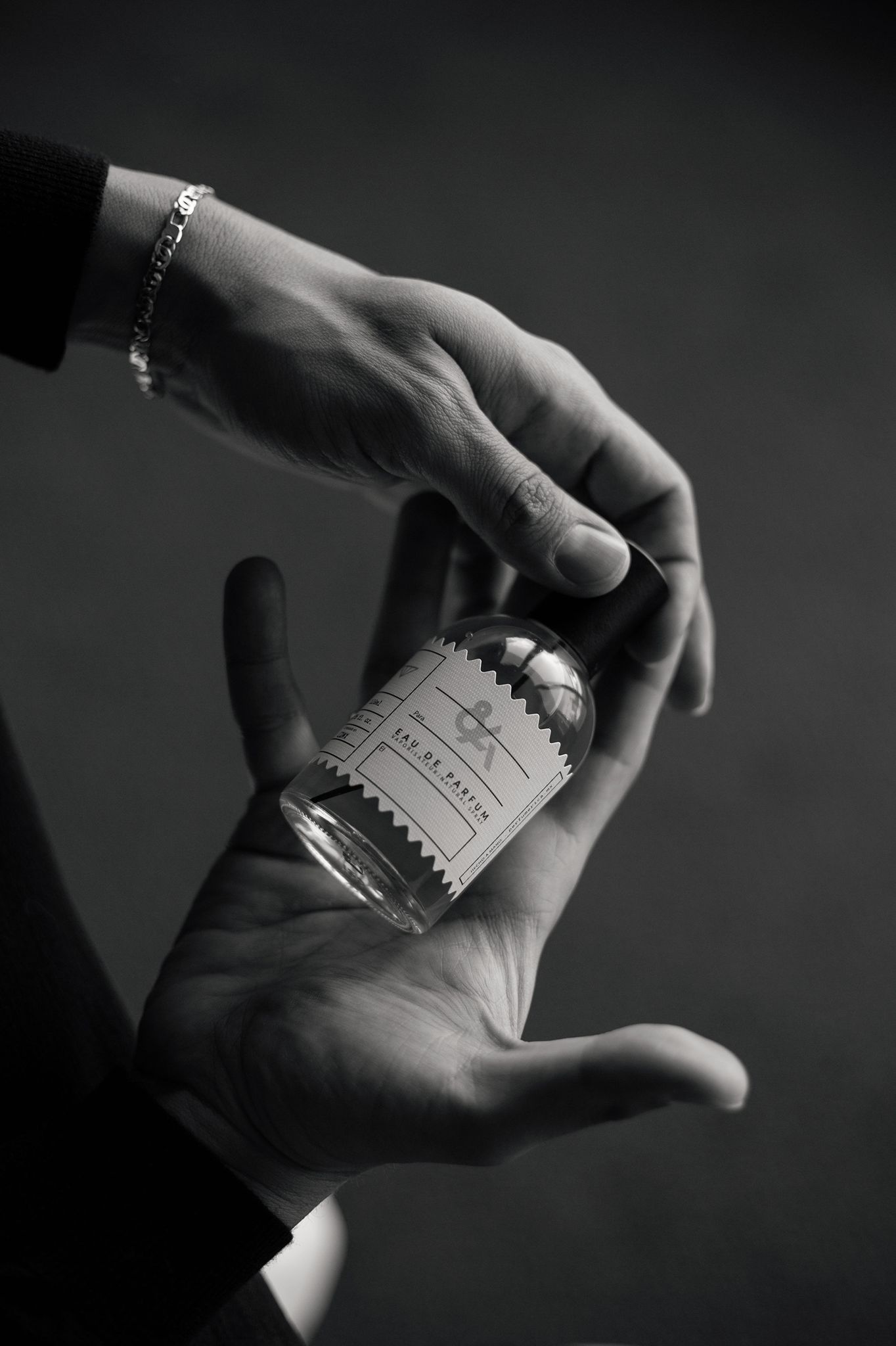 ¡Que elegancia la de Francois! Guillermo Ochoa lanza su propia línea de perfume... y esta bien rifado