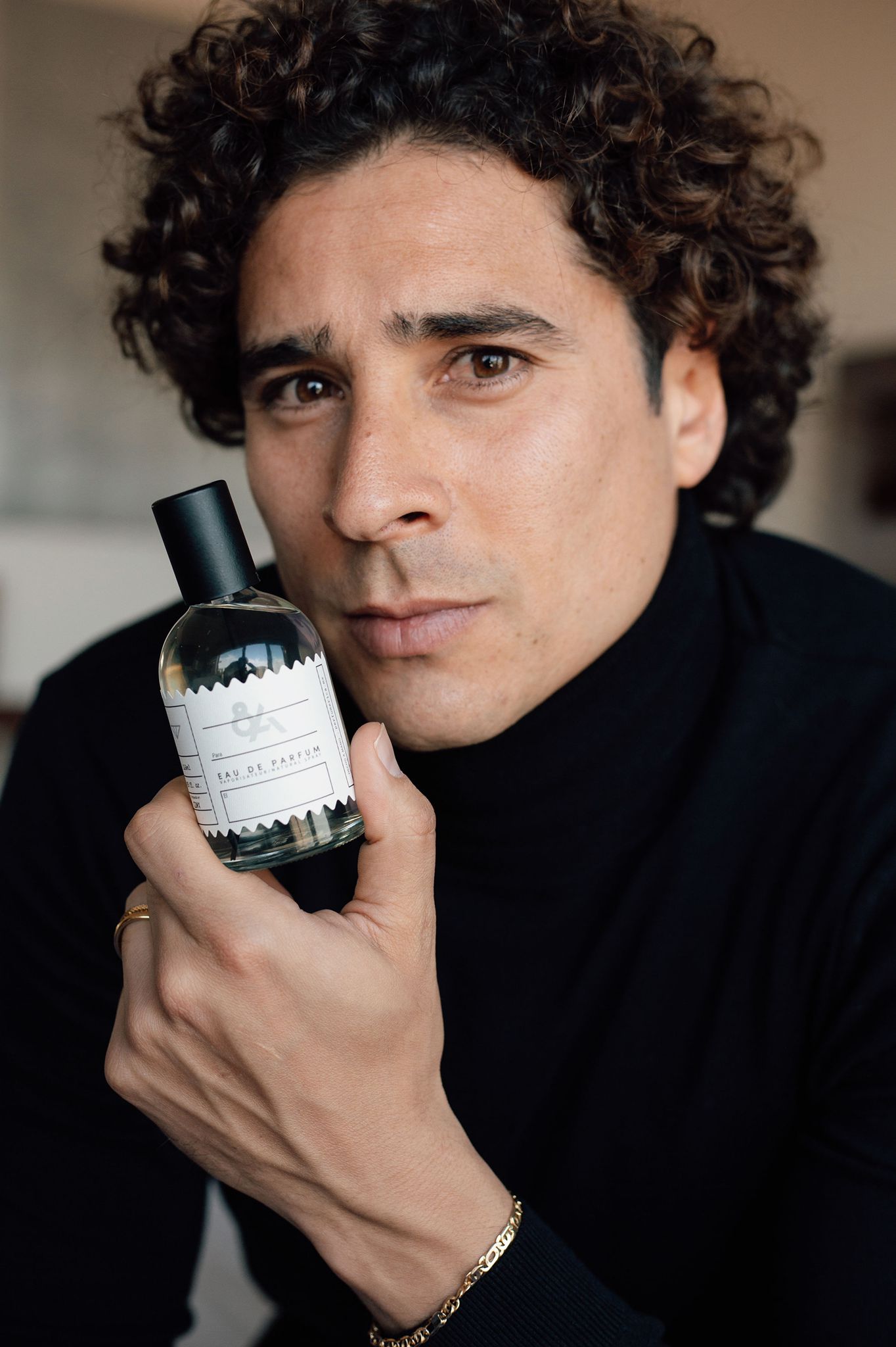 ¡Que elegancia la de Francois! Guillermo Ochoa lanza su propia línea de perfume... y esta rifado