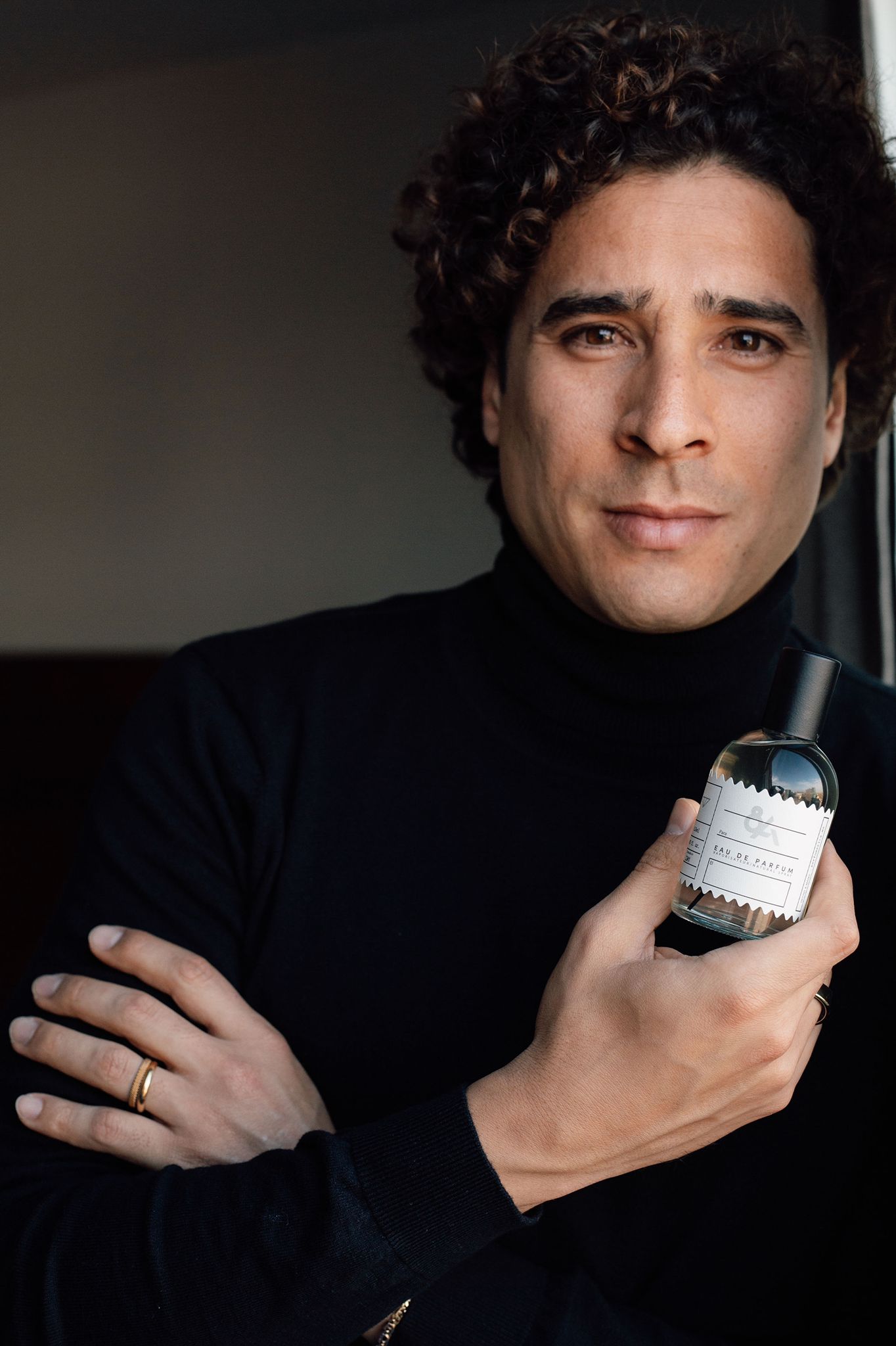 ¡Que elegancia la de Francois! Guillermo Ochoa lanza su propia línea de perfume... y esta bien rifado