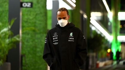 La curiosa reacción de Lewis Hamilton tras su décimo lugar en Arabia: "¿Me dan puntos?"