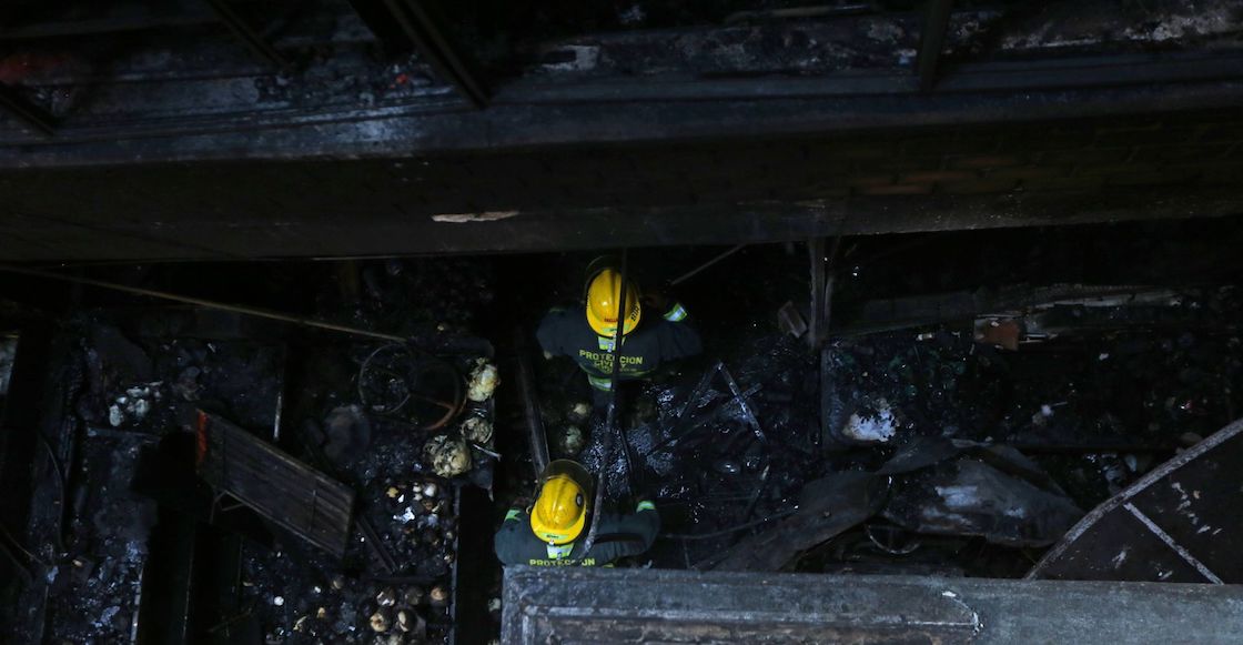 mercado-san-juan-dios-bomberos-escombros