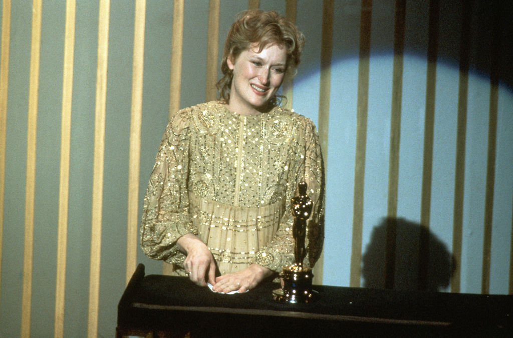 Meryl Streep en 1983 recibiendo su Oscar