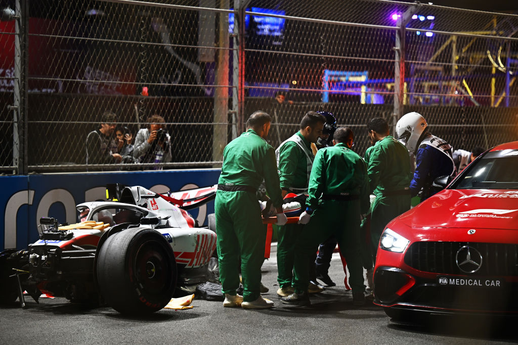 El terrible choque de Mick Schumacher que suspendió la calificación del GP de Arabia